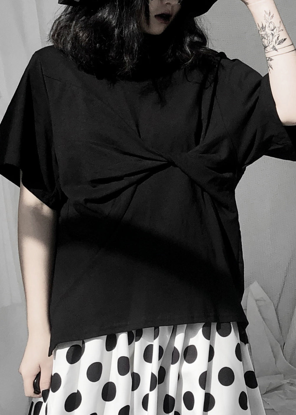 Simple Black O-neck Wrinkled Low High Design T Shirt Short Sleeve