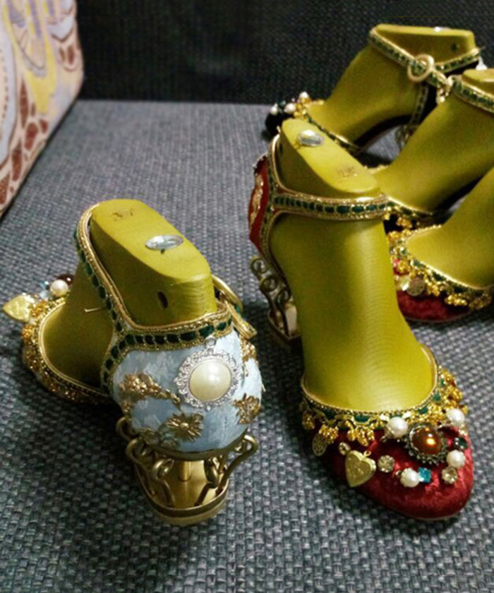 Palace Feng Zircon Flower Black Buckle Strap High Heels